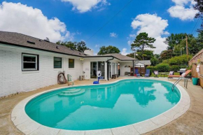 Poolside Bungalow with Fire Pit Fun and King Suite